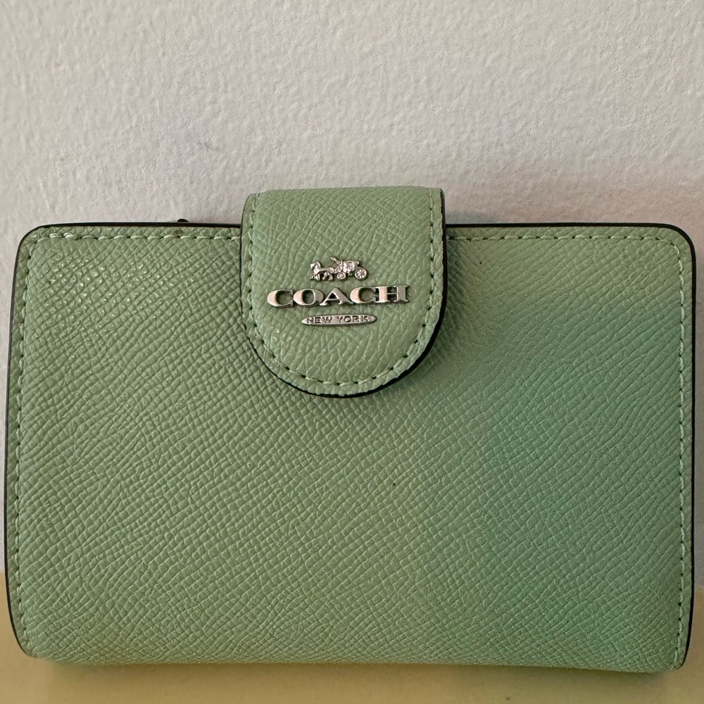 Coach medium corner zip wallet mint green,
